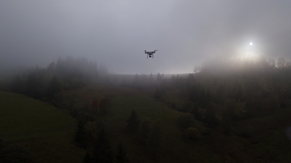 dji-drohne im nebel