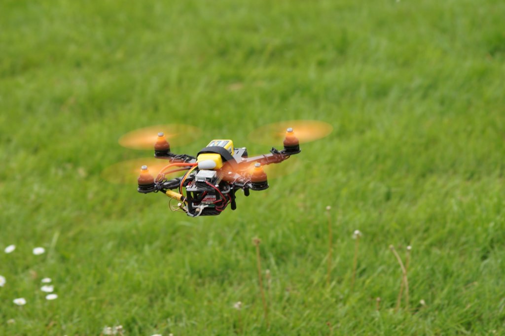 fpv drohne auf feld