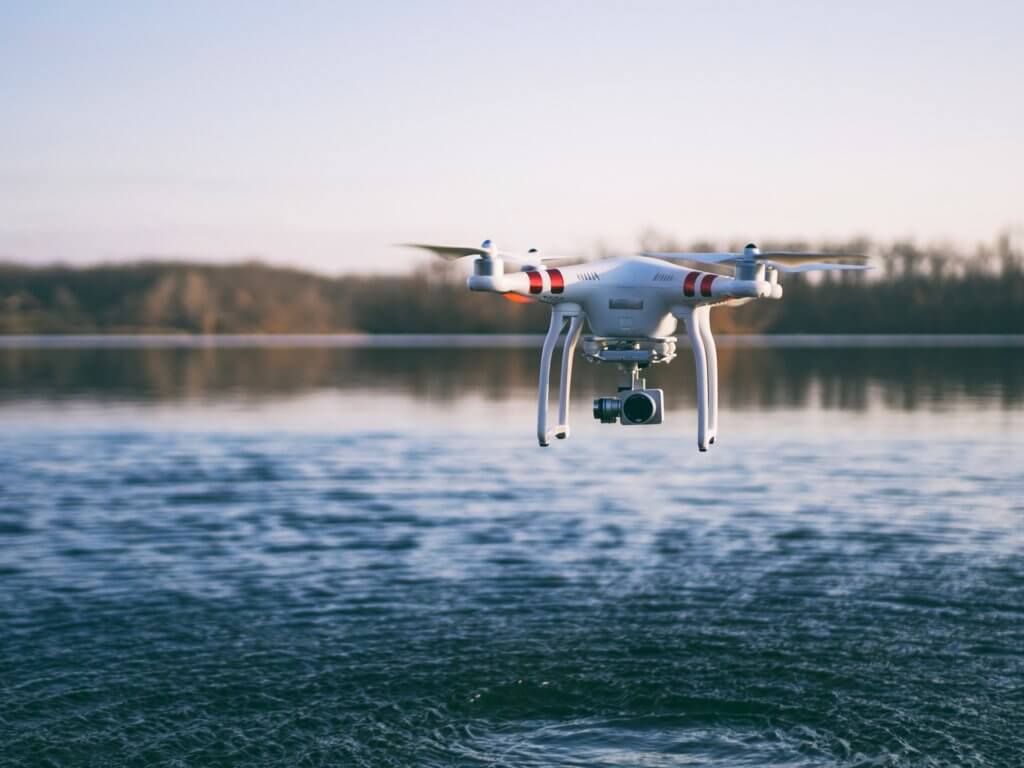 drohne wasserfest flug am wasser