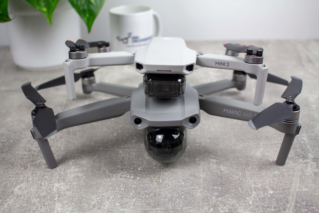 dji mini 2 dji mavic air 2 aufeinander frontal nah