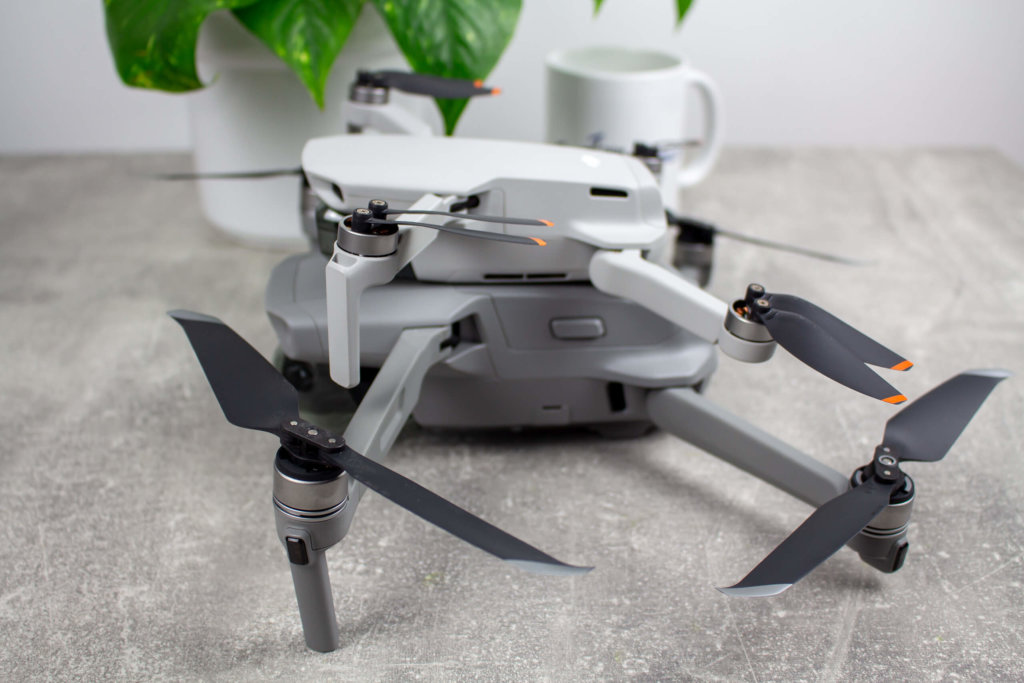 dji mini 2 dji mavic air 2 aufeinander seitlich