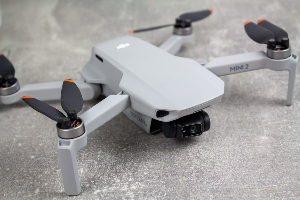 dji mini 2 ausgefaltet seitlich nah